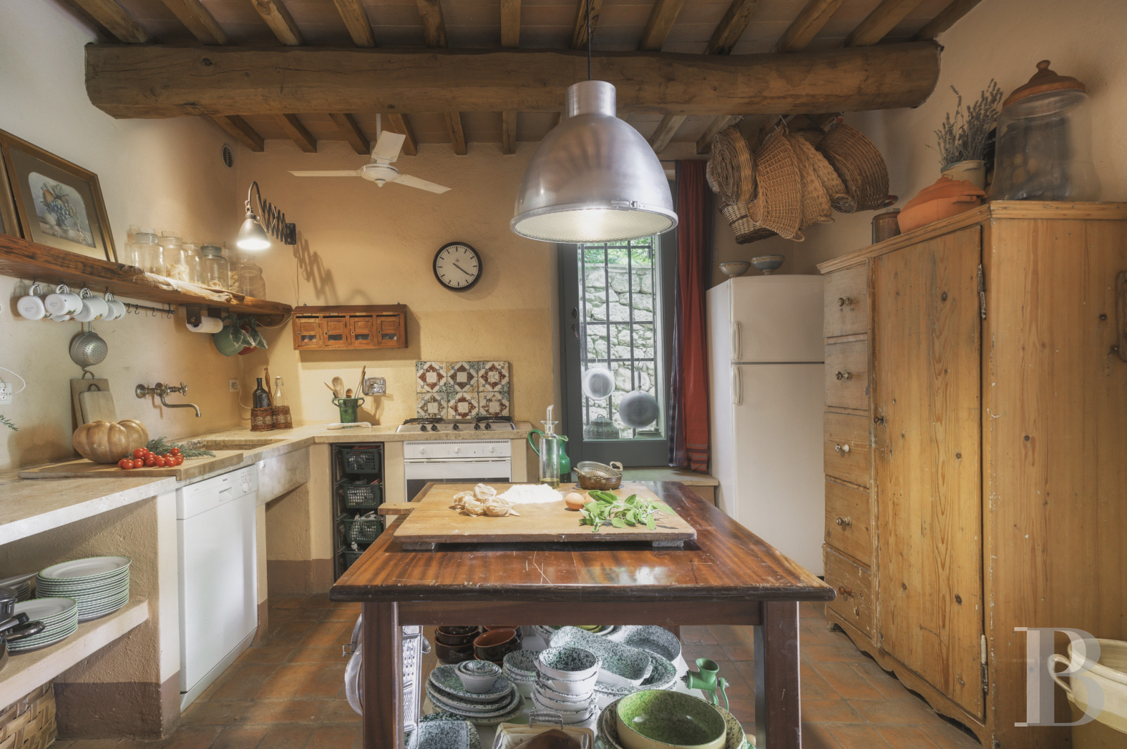 An old olive grove farmhouse restored to its former glory, overlooking the countryside in the Val d'Orcia in Tuscany - photo  n°10